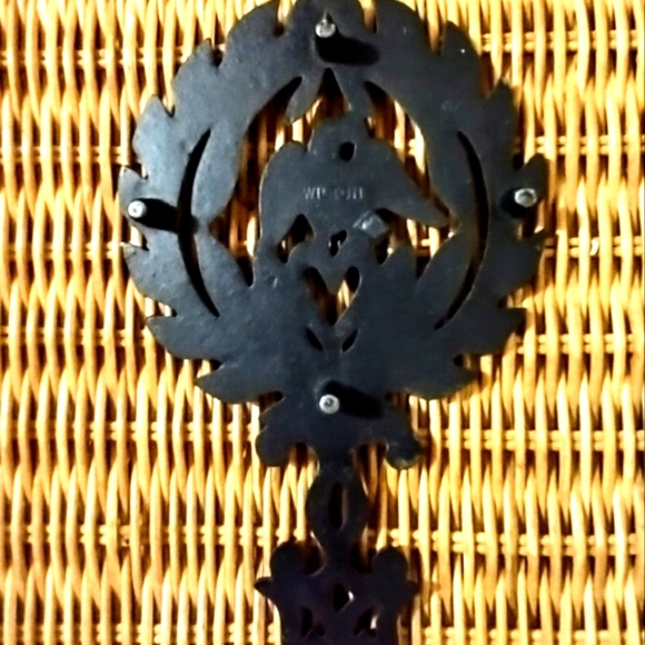 Vintage Wilton Cast Iron Eagle & Laurel Heart Wreath Trivet - Picture 8 of 9